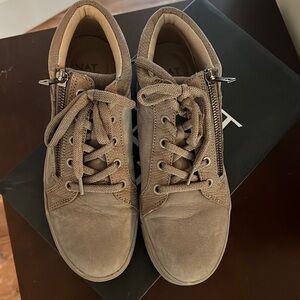 Naturalizer grey sneaker